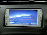 バックガイドモニター付き。車両後方の映像をナビ画面に表示し、駐車などの後退操作をサポートします。