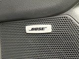 【Boseサウンドシステム】メーカーオプションの高品位サウンドシステムを搭載。専用のチューニングが施された大小様々なスピーカーから良質なサウンドが奏でられ、臨場感あふれる音響空間を演出します。