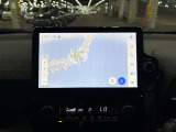 ディスプレイオーディオやカーナビは、現代のドライブにおいて欠かせない装備のひとつです。初めての場所でも迷いにくく、快適なルート案内で運転をサポートします。移動中のエンターテインメント性も高まります。