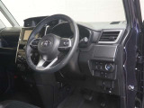 見通しのよいすっきりとした視界で、誰でも運転しやすいです。運転のしやすさは疲れにくさにも繋がります高いホールド性で運転姿勢が安定します。長距離ドライブでも疲れにくいのが魅力です
