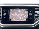 スマートフォン用アプリ[Apple CarPlay][Android Auto]対応の純正ナビ Discover Media を装備、ラジオのほか、USB、Bluetoothハンズフリー通話にも対応。