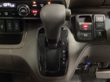 CVT車のセレクトレバーです。低速から高速まで、変速ショックのないスムーズな走りと、エンジン効率のよい領域を維持して燃費にも貢献します。サイドブレーキはスイッチ操作の電子制御パーキングブレーキです。