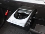運転席と助手席の間には引き出し式のドリンクホルダーがあります。取りやすい位置にありますからドライブも楽しくなりますね!