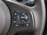 【アダプティブクルーズコントロール】ステアリングのスイッチを操作するとミリ波レーダーで先行車との距離を測定。設定を適切に保ちながら加速・減速、さらに停止まで自動に追従します。