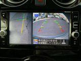 ギアを『R』に入れた後、カメラボタンを押すと、運転席から見えない左側面をナビ画面にうつしてくれるので、幅寄せや縦列駐車がし易くなります。