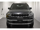 Jeep伝統の7スロットグリルが存在感ありますね。