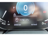 MINIのスピードメーターは代々変わらずの仕様になっております。かわいらしさもあり見やすいです。