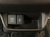 【USBポート】USBポートも装備されています♪スマートフォンのオーディオに連携も可能です。今や欠かせない装備の一つです!