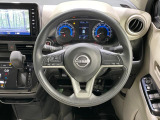 インテリアに合わせたデザインのステアリングは、運転される方のことも考え、運転しやすい形状、大きさです。是非一度、実際に触ってお確かめください。