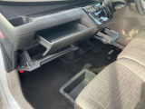 【グローブボックス】車検証や保険証、保険関連書類、整備用グローブなどの必要書類・小物を、助手席から運転席へすぐに取り出せる場所に整理して保管できます。車内の小物整理に役立ちます!