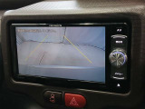 駐車が苦手な方でも安心のバックモニター搭載。 後方の映像をクリアに表示し、車庫入れや縦列駐車をしっかりサポート。毎日の運転がぐっとラクになります。
