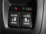 【パワースライドドア】車外・車内のドアハンドルからはもちろん、運転席スイッチやリモコンキーからも開閉操作が可能。挟み込み防止機能もあり、お子さまの乗り降りも安心。