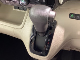 インパネシフトを採用しているので、前席の足元も広々としています。運転席と助手席の行き来もスムーズです!