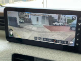 前面を大きく映す事により狭い路地からの発信にはこの画面で左右から来る車や人の確認が取れますね♪