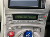 【オートエアコン】一度お好みの温度に設定すれば、車内の温度を検知し風量や温度を自動で調整。暑い&hellip;寒い&hellip;と何度もスイッチ操作をする必要はありません。快適な車内空間には必須の機能ですね♪