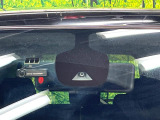 【エマージェンシーブレーキ】走行中に前方の車両等を認識し、衝突しそうな時は警報とブレーキで衝突回避と被害軽減をアシスト。より安全にドライブをお楽しみいただけます。