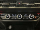 オートエアコンは左右席で独立温度コントロールが可能です。運転席はキンキンに冷やして助手席はマイルドにと言った設定が可能です☆暑さ寒さでケンカすることもなくなりますね♪