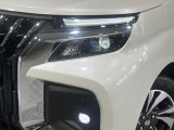 【LEDヘッドライト】悪天候や夜間走行時も良好な視界を確保し安心して運転できる高輝度LEDヘッドライトを装備!点灯速度が早く、消費電力も抑えられています。
