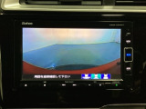 ギヤをR(バック)に入れるとナビの画面に後ろの映像が映るリアカメラ付です。後退時、コンディションが悪い視界でもカラーバックモニターがドライバーをサポートします。