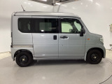 スライドドアなら狭い駐車場でもドアをぶつける心配がありません。ステップが低く乗り降りもしやすいです。