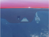 【フォワードセンシングカメラ】夜間走行時に前方の状況を判断したり、車線表示を検知したりします。