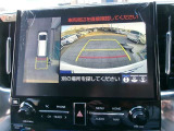 パノラミックビューモニター付きです。車両を上から見たような映像をディスプレイオーディオ画面に表示。運転席からの目視だけでは見にくい、車両周辺の状況をリアルタイムでしっかり確認できます。