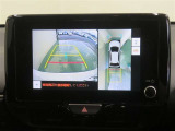 パノラミックビューモニター搭載。カメラで車両周囲の状況を映し出すため、狭い場所での駐車などに役立ちます。