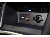 小物の収納に便利なセンタートレイには携帯等のデバイスの充電可能なUSB出力電源付です。