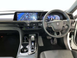 運転席周りのレイアウトをご覧ください。ナビゲーションが綺麗に装着されすっきり収まってますね!