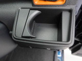 カップホルダーは運転席や助手席からちょうど手の届く位置です!!