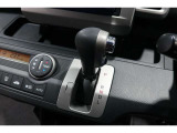 インパネシフトだから視線の移動も少なく足元もスッキリ♪運転席もゆったりしているのでゆとりを持ってドライブできますね!