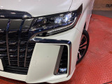 【シーケンシャルターンランプ付きLEDヘッドライト】人気の『流れるウィンカー』付きのLEDヘッドライトを装備♪高級感はもちろん、点灯時は存在感たっぷりで他車からも認識されやすく安心です。