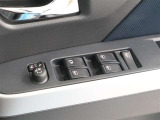 《パワーウインドウスイッチ》車の基本装備のひとつのパワーウインドウです。オート機能もあって、押し方の強弱で調整も出来ます。