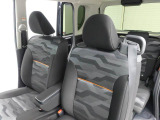 柔らかいシートで、座面が広くてゆったりしています。長時間の運転でも疲れにくいです。