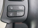レーダークルーズコントロール(全車速追従機能付)が装備されています。高速道路で定速走行だけでなく、0km/hから約100km/hの広い範囲で先行車との車間距離を適切に保ちながら追従走行ができます。
