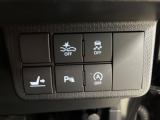 【衝突軽減システム】走行中に前方の車両等を認識し、衝突しそうな時は警報とブレーキで衝突回避と被害軽減をアシスト。より安全にドライブをお楽しみいただけます。