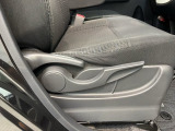 シートハイトアジャスターが付いているので運転姿勢を調整するのに便利ですね。身長に合ったシートポジションは安全運転や疲労軽減にもつながります。