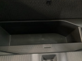 ラゲッジルームの床下に収納スペースをさらにひとつ追加。 より多くの荷物を積載可能です。