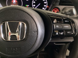 ハンドルにHondaセンシング系のクルーズコントロールやレーンキープアシストなどのスイッチが装備されています。ハンドルから手を離さず安全に操作できます。
