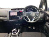 ドライバーの操作性・視認性に配慮した運転席。
