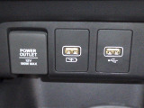 【POWEROUTLET】12V電源ソケットを設置しております。周辺機器の充電にご利用頂けます。便利なUSBジャックも付いています。