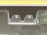 【スマートアシスト】走行中に前方の車両等を認識し、衝突しそうな時は警報とブレーキで衝突回避と被害軽減をアシスト。より安全にドライブをお楽しみいただけます。