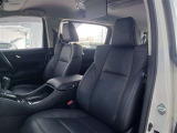 体を包み込むような座り心地で運転をサポートします。
