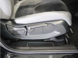 【ハイトアジャスター】レバーの上下操作だけで、座面を運転しやすい高さへ簡単に調節できます。