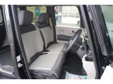 運転席・助手席はベンチシートになっております!運転席と助手席の間をスムーズに移動できます♪
