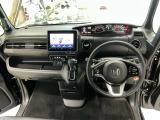 【前方視界】開放的な前方視界!運転がしやすく疲れにくいです♪窓が大きく、見通しがとっても良いおクルマですよ♪