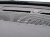 【harman kardon】ハーマンカードンのHi-Fiスペシャリストと共に、モデル別に開発・設計された専用チューニングが臨場感溢れる音響空間を実現しています。