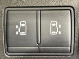 【両側パワースライドドア】スマートキーや運転席のスイッチで後席両側スライドドアの開閉が可能♪電動だから力を入れてドアを開ける必要が無く、小さなお子様でも簡単に開け閉めでき快適です♪