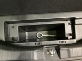 ラゲッジルームの床下に収納スペースをさらにひとつ追加。 より多くの荷物を積載可能です。