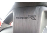 シートの後ろ側には「TYPE R」のロゴがございます!